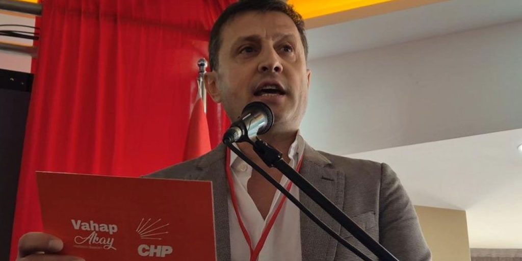 CHP kongresinde büyük kriz: Belediye Başkanı, "Kovun beni" deyip salonu terk etti!
