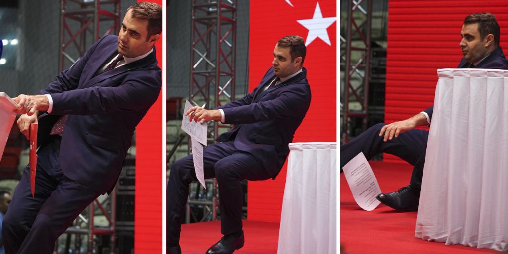 CHP kongresinde korkutan olay! Kürsüde bir anda yere yığıldı