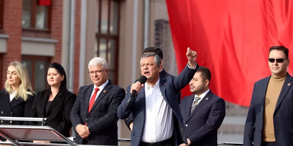 Özgür Özel, presidente del CHP, fa dichiarazioni controverse a Edirne in sostegno a Ekrem İmamoğlu