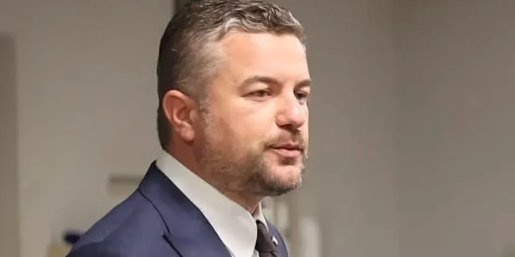 Sindaco di Buca in vacanza all’estero durante protesta dei lavoratori: la sua difesa è stata giudicata inadeguata