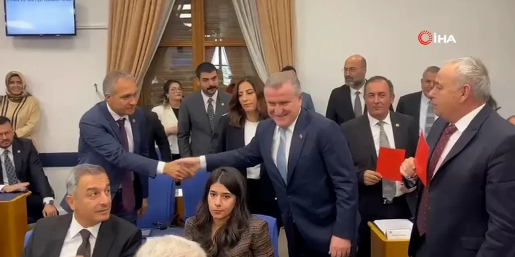 Un Ministro con il Sorriso: Come l'Umorismo Ha Sdrammatizzato la Situazione con i Sostenitori del CHP