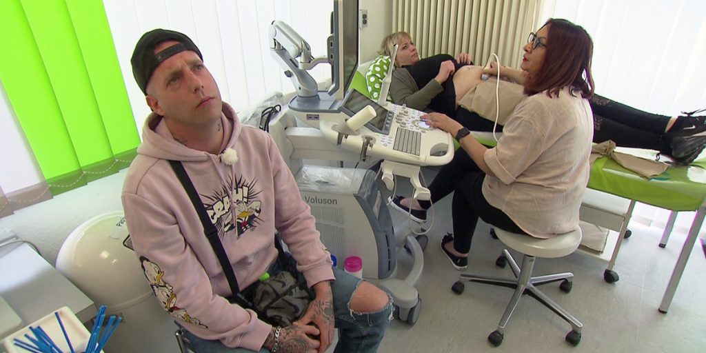 Caso di Chris: la pianificazione familiare e l'uso dei metodi contraccettivi sotto i riflettori 

Introduzione
Un caso che ha attirato l'attenzione dei media è quello di Chris, un cittadino che percepisce il Bürgergeld, un sussidio economico tedesco. Chris è già padre di cinque figli e ora la sua compagna è incinta per la sesta volta.

La situazione di Chris
La situazione di Chris è particolarmente interessante a causa del suo rapporto complesso con la contraccezione. Nonostante abbia già cinque figli, Chris ha ammesso di non aver mai acquistato preservativi, il che suggerisce una certa disattenzione o mancanza di pianificazione nella sua vita personale.

Approfondimento
Il caso di Chris solleva questioni importanti sulla pianificazione familiare e sull'uso dei metodi contraccettivi. La mancanza di educazione o di consapevolezza sui metodi di contraccezione può portare a gravidanze indesiderate, con conseguenze significative per la vita delle persone coinvolte.

Possibili Conseguenze
La situazione di Chris e della sua compagna potrebbe avere conseguenze significative per la loro vita e per quella dei loro figli. La gestione di una famiglia numerosa può essere difficile, sia a livello economico che emotivo, e richiede una pianificazione e una gestione attenta.

Opinione
Non è possibile esprimere un'opinione personale su questo caso, poiché ogni situazione è unica e richiede un approccio individuale. Tuttavia, è importante sottolineare l'importanza dell'educazione e della consapevolezza sui metodi di contraccezione per prevenire gravidanze indesiderate e promuovere la pianificazione familiare.

Analisi Critica dei Fatti
L'analisi del caso di Chris richiede un esame critico dei fatti. È importante considerare il contesto in cui si è verificata la situazione e le scelte che hanno portato a questo risultato. Inoltre, è fondamentale valutare le conseguenze potenziali di questa situazione e le possibili soluzioni per gestirla.

Relazioni con altri fatti
Il caso di Chris può essere collegato ad altri fatti e statistiche sulla pianificazione familiare e sull'uso dei metodi contraccettivi. Ad esempio, secondo alcune ricerche, la mancanza di educazione e di consapevolezza sui metodi di contraccezione può essere un fattore significativo nella determinazione di gravidanze indesiderate.

Contesto storico
Il caso di Chris si inserisce in un contesto storico in cui la pianificazione familiare e l'uso dei metodi contraccettivi sono diventati sempre più importanti. Negli ultimi decenni, ci sono stati significativi progressi nell'educazione e nella consapevolezza sui metodi di contraccezione, ma ancora molto lavoro deve essere fatto per promuovere la pianificazione familiare e prevenire gravidanze indesiderate.

Fonti
La fonte di questo articolo è il sito Bild.de. L'articolo originale può essere trovato al seguente link: https://www.bild.de/news/inland/buergergeld-empfaenger-chris-ist-schon-fuenffacher-vater-81450394.bild.html