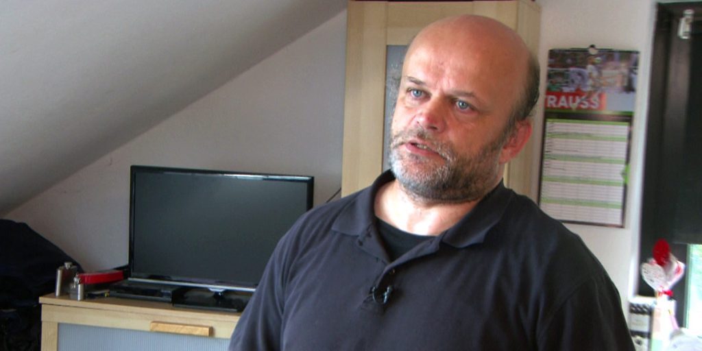 Un uomo di 52 anni getta i soldi dalla finestra a causa di una dipendenza: la storia di Christian