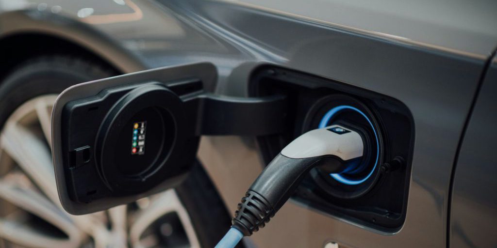 "Boom delle vendite di auto elettriche in Italia: verso una maggiore sostenibilità ambientale nel settore dei trasporti"