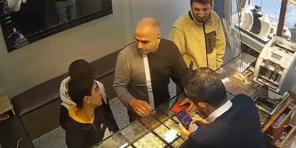 Due bambini trovano una borsa di oro da 1,3 milioni di lira a Bağcılar, Istanbul