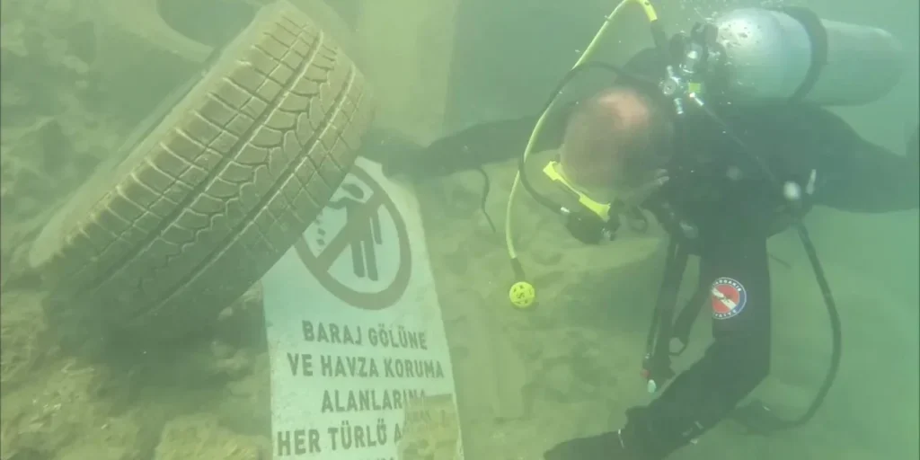 Rifiuti e cartello di divieto gettati in un baraj: la comunità rimane scioccata