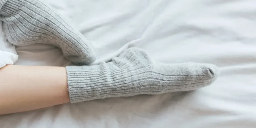 Dormire con i calzini può danneggiare la circolazione e la pelle