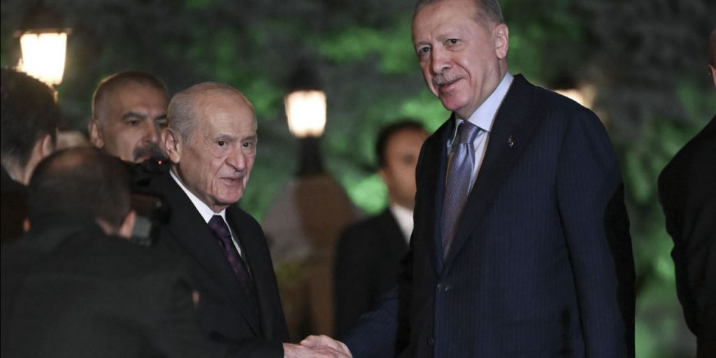 Cumhurbaşkanı Erdoğan ile Bahçeli görüşmesi başladı! MHP liderinden kapıda karşılama