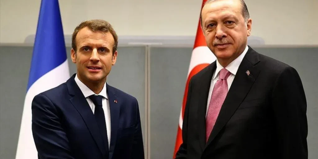 Macron chiama Erdoğan per discutere la guerra in Ucraina e la pace