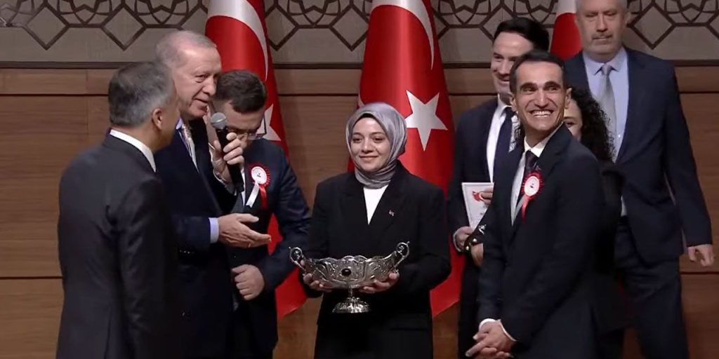 Cumhurbaşkanı Erdoğan, kaymakamın kurasını ikinci kez çekti! Törende tebessüm ettiren anlar