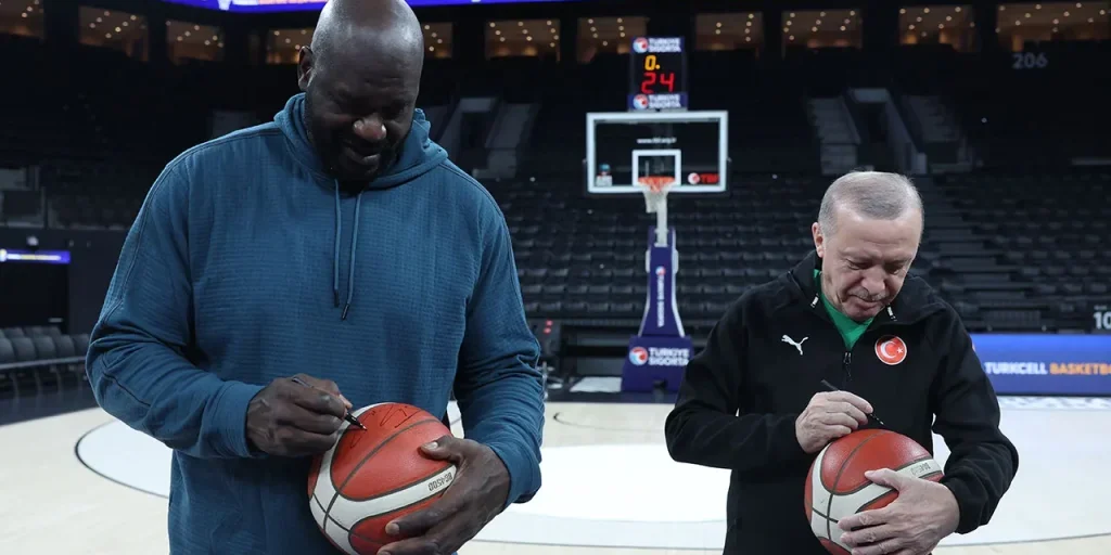 Erdoğan e Shaquille O'Neal giocano a basket insieme