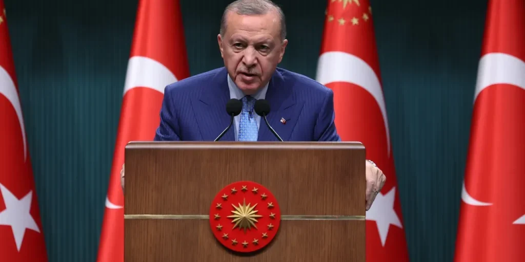 Erdoğan si oppone alla “politica dell’odio” e annuncia i lavori del metro dell’aeroporto Esenboğa per il 2026