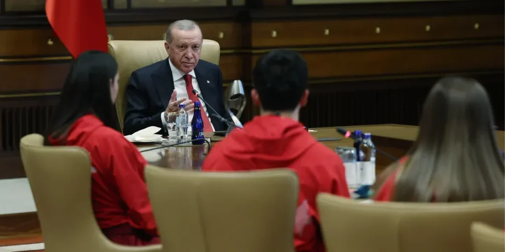 Erdoğan incontra atleti nella Külliye per potenziare lo sport giovanile
