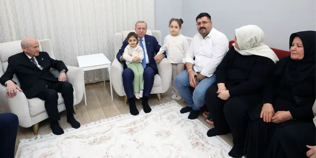 Erdoğan visita la famiglia colpita dal terremoto a Hatay e consegna nuova casa