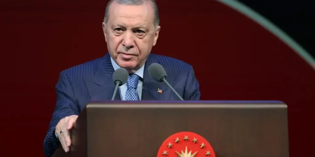 Erdoğan al summit delle donne: il divieto di velo e le sue conseguenze per le donne