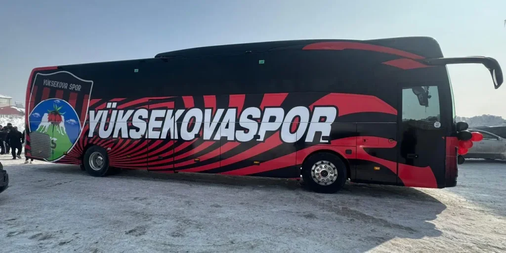 Erdoğan regala un autobus al team femminile di calcio Yüksekovaspor
