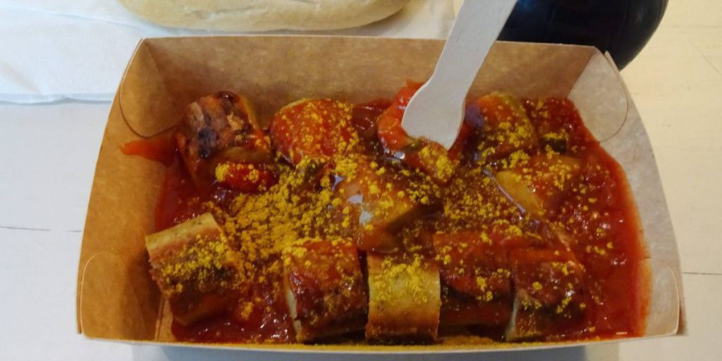 Tester del Ruhrpott valuta la currywurst di Amburgo e riscontra un risultato positivo
