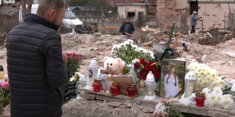 Guerra in Ucraina: un padre torna a casa per piangere la figlia di 15 anni uccisa in un attacco russo