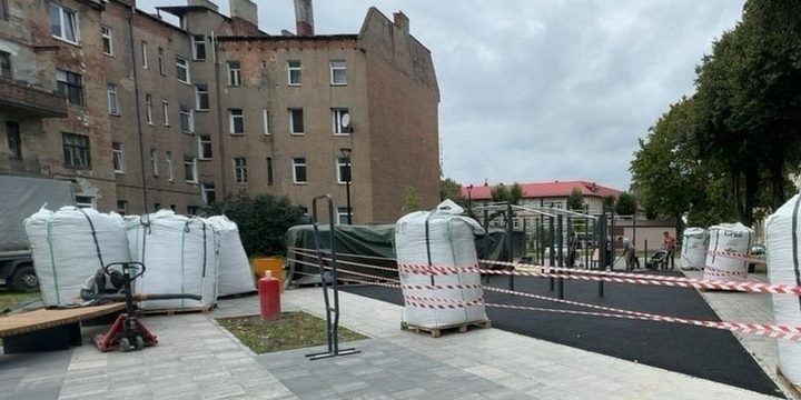 Riqualificazione del parco di Chernyakhovsk: inizia la posa del rivestimento in gomma per un ambiente più sicuro e accogliente