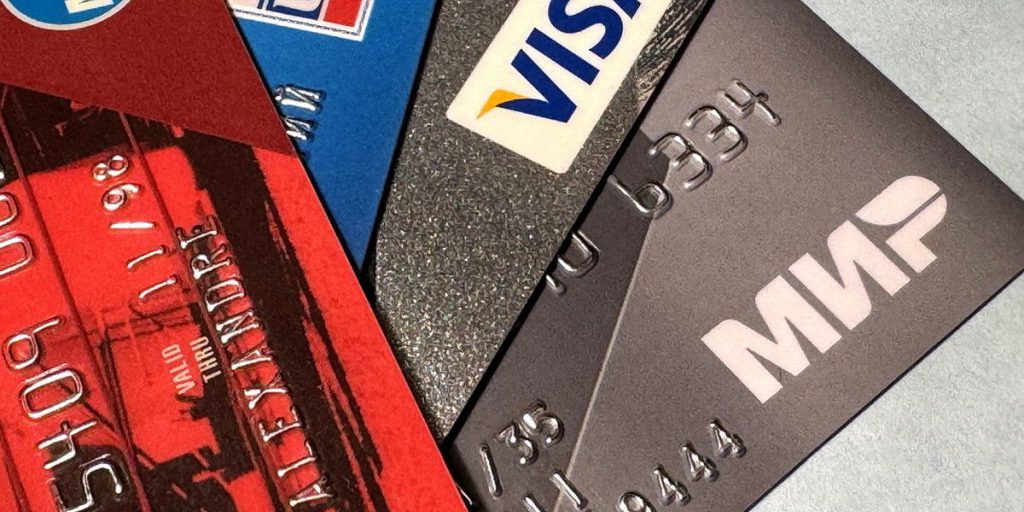 В России с декабря ограничат количество банковских карт на человека