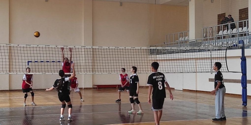 В Калмыкии стартовали соревнования по дворовому волейболу