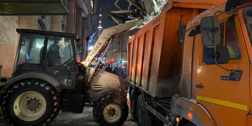 Preparativi per l'inverno a Velikij Novgorod: la città si prepara per garantire la sicurezza e la mobilità dei cittadini durante i mesi freddi