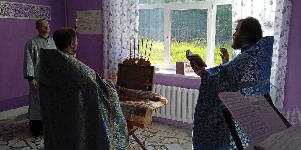 Prima Liturgia Divina al Centro di Aiuto per Bambini "Raspravy Kryl'ya": Un Passo Avanti nella Vita Spirituale della Comunità