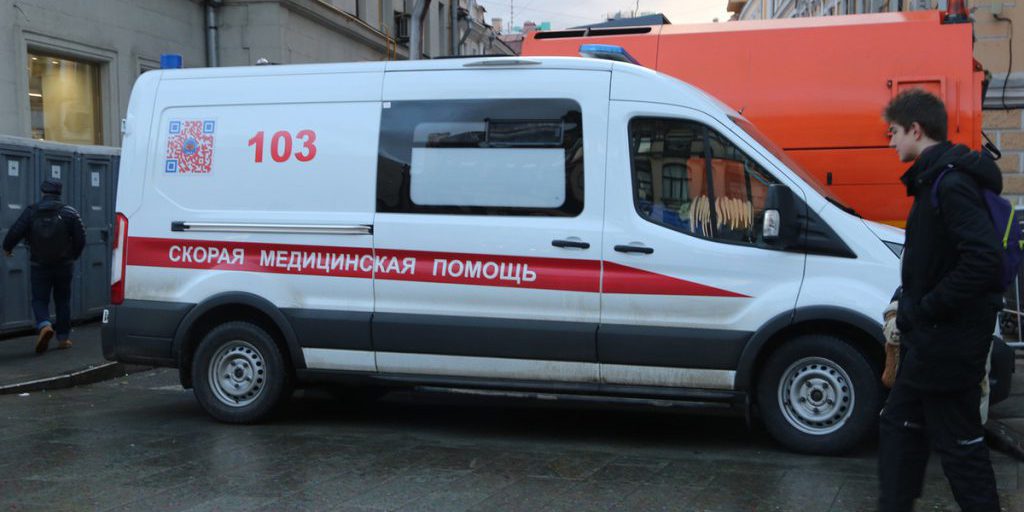 Ехавшим на помощь медикам самим потребовалась помощь из-за влетевшего в них авто