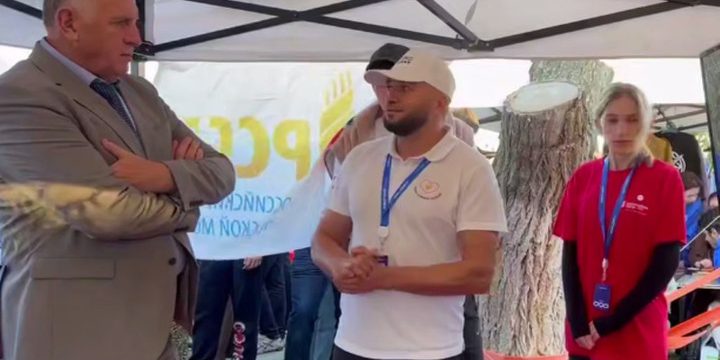 Primo Ministro del Daghestan sostiene giovane leader rurale nel concorso Leader del Villaggio