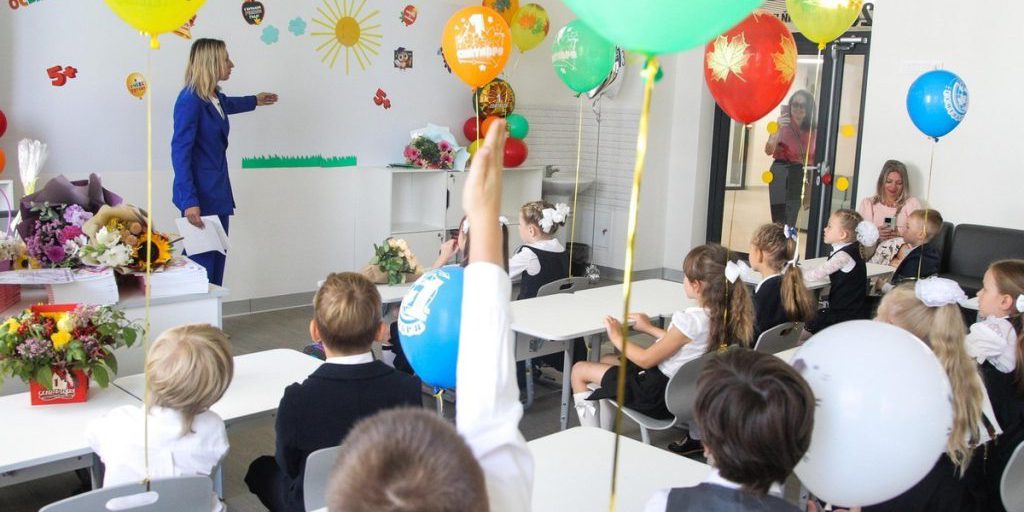 Россиянам объяснили, почему в России нельзя сдвинуть время начала школьных занятий