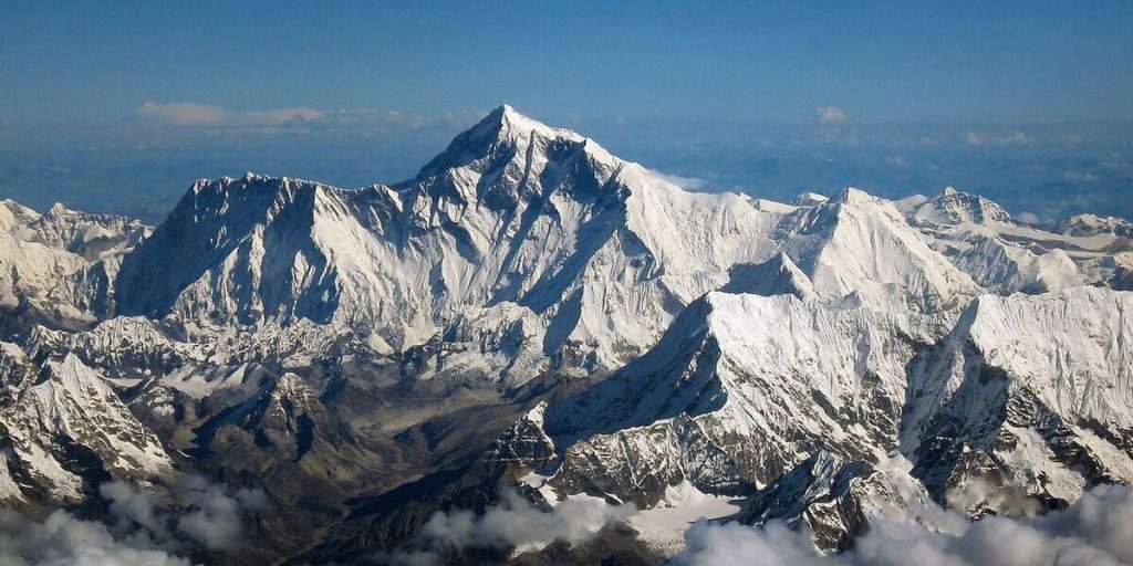 Российский эксперт высказался по поводу тысячи альпинистов, застрявших на Эвересте