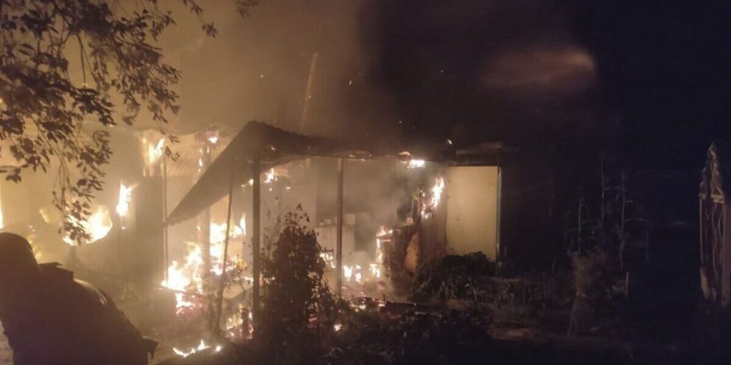 "Incendio in condominio: fiamme domate dai vigili del fuoco, nessuna vittima ma danni agli appartamenti"