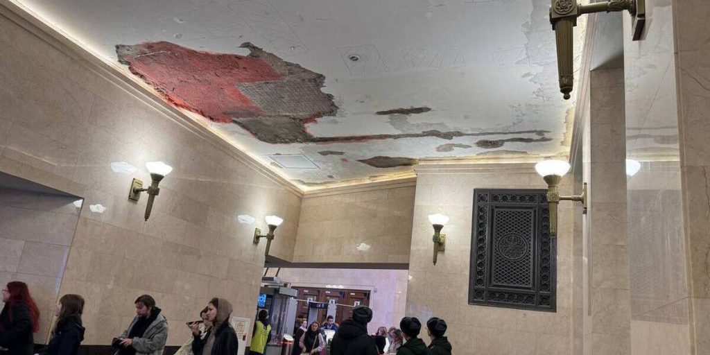 Crollo del soffitto alla stazione della metropolitana Černyševskaja di San Pietroburgo: preoccupazioni per la sicurezza dei passeggeri