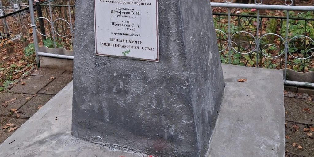 Gesto di solidarietà: attivisti aiutano una veterana del lavoro a sistemare le tombe dei suoi cari