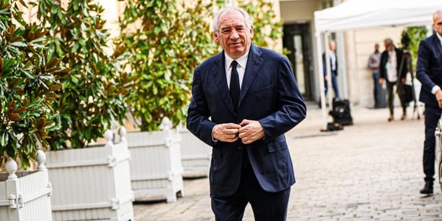 "Voto di fiducia cruciale per il primo ministro François Bayrou: il futuro del governo francese in bilico"