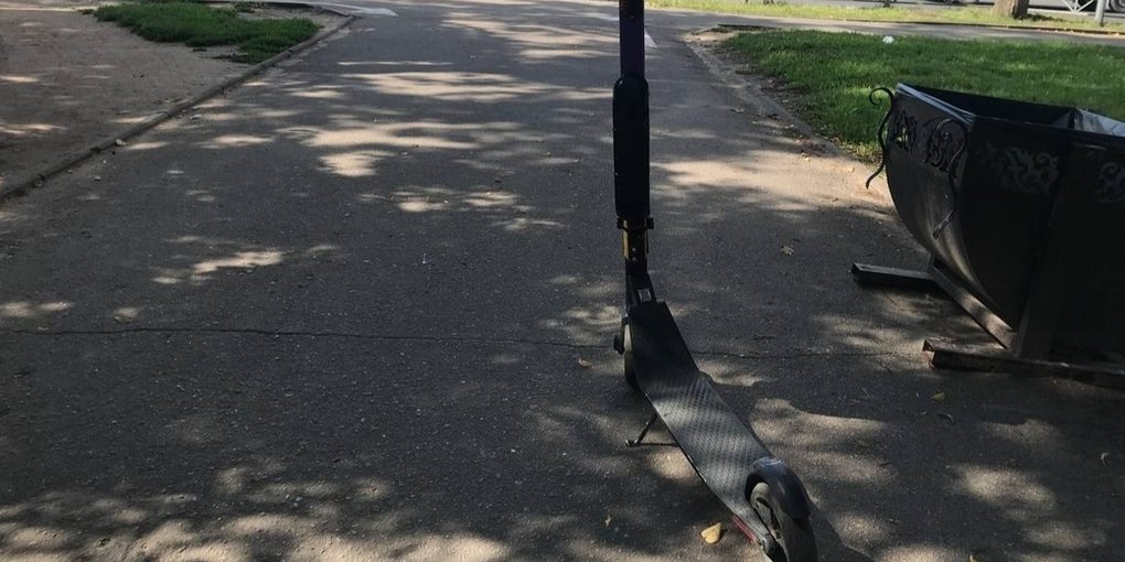 В Калининграде мужчина на самокате сбил пешехода на тротуаре