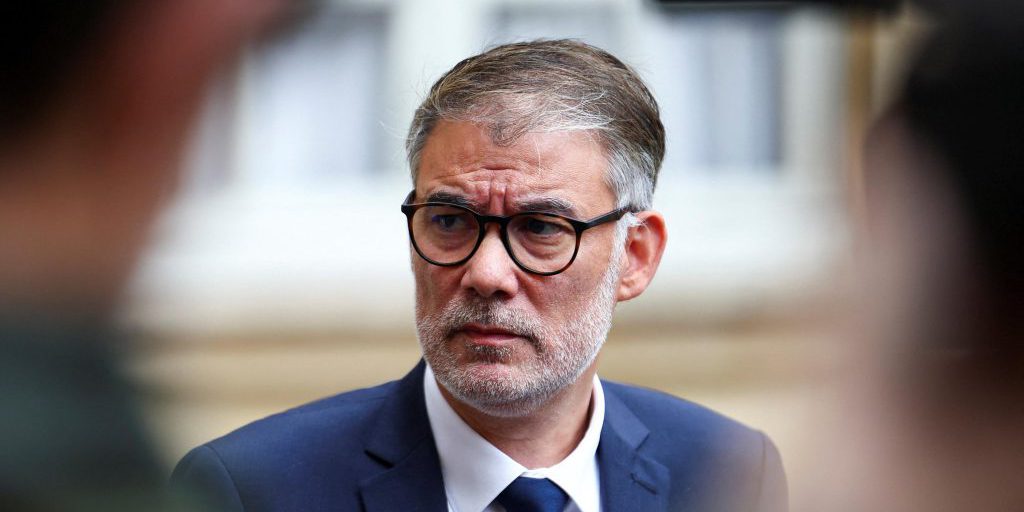 "Crisi politica in Francia: la caduta di François Bayrou e le sfide per un possibile governo socialista"