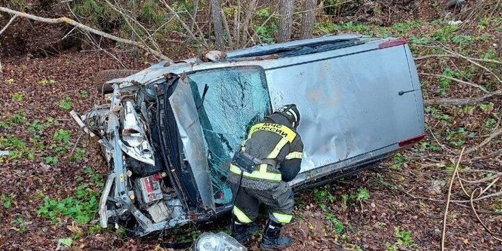 Смертельное ДТП в Лебяжском районе: спасатели извлекли пассажира авто
