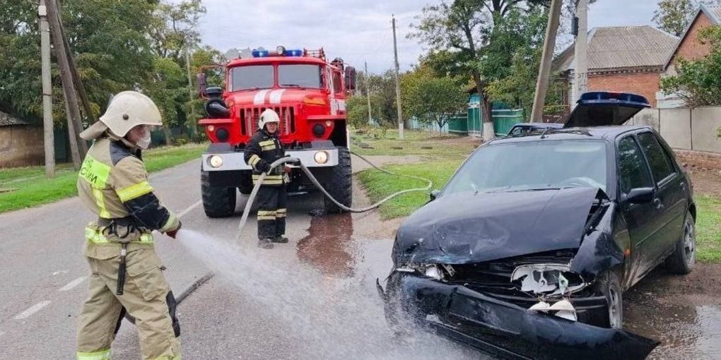 Огнеборцы Калмыкии ликвидировали последствия дорожной аварии