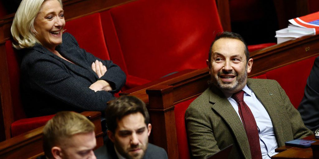 Il Rassemblement National ottiene un successo storico con la denuncia degli accordi franco-algerini del 1968