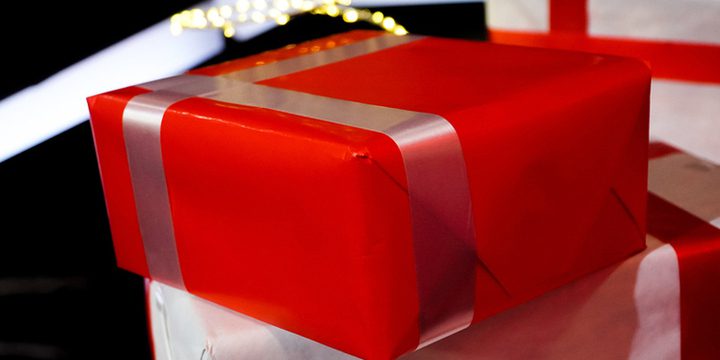 Эксперт по этикету рассказала, как правильно вручить и принять подарок