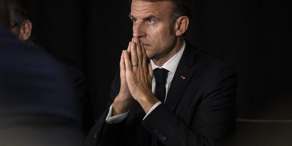 Gabriel Attal, Édouard Philippe... Lâché par les siens, Emmanuel Macron cherche à sortir du bourbier