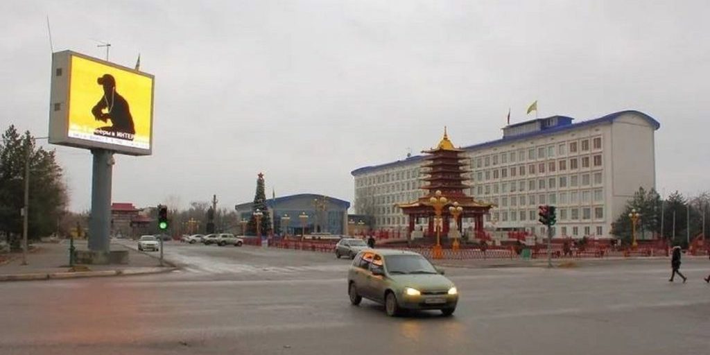 В Элисте демонтировали незаконно установленный рекламный экран