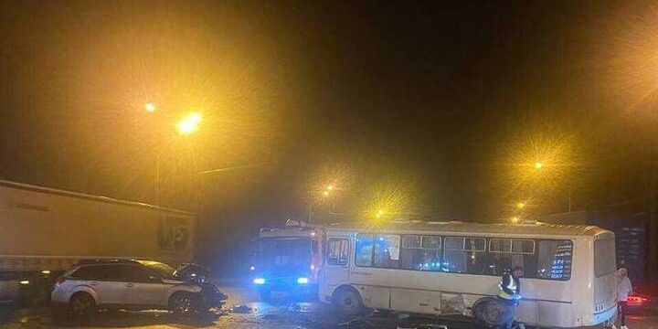 Incidente Stradale a Tver: Autobus Coinvolto in Sinistro sulla Strada Federale M-10