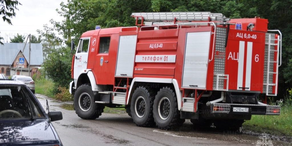 Incendio a Orël: un'auto Lada Kalina in fiamme, cause e conseguenze di un evento preoccupante