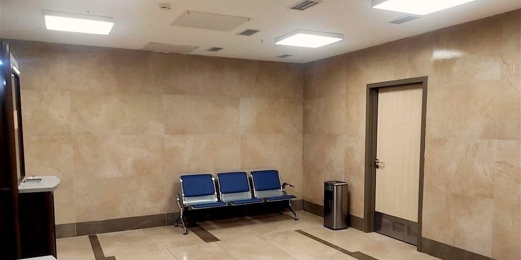 Nuova sala fumatori all'aeroporto di Krasnoyarsk: un compromesso tra servizio e salute pubblica