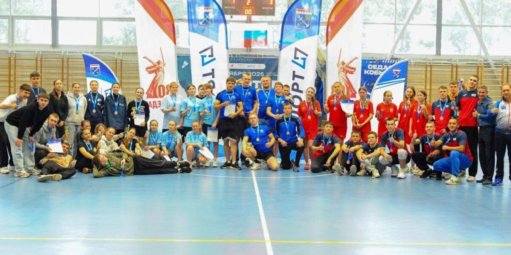 Studenti della Regione di Leningrado in Competizione di Floorball nel Festival Regionale di Sport Studentesco