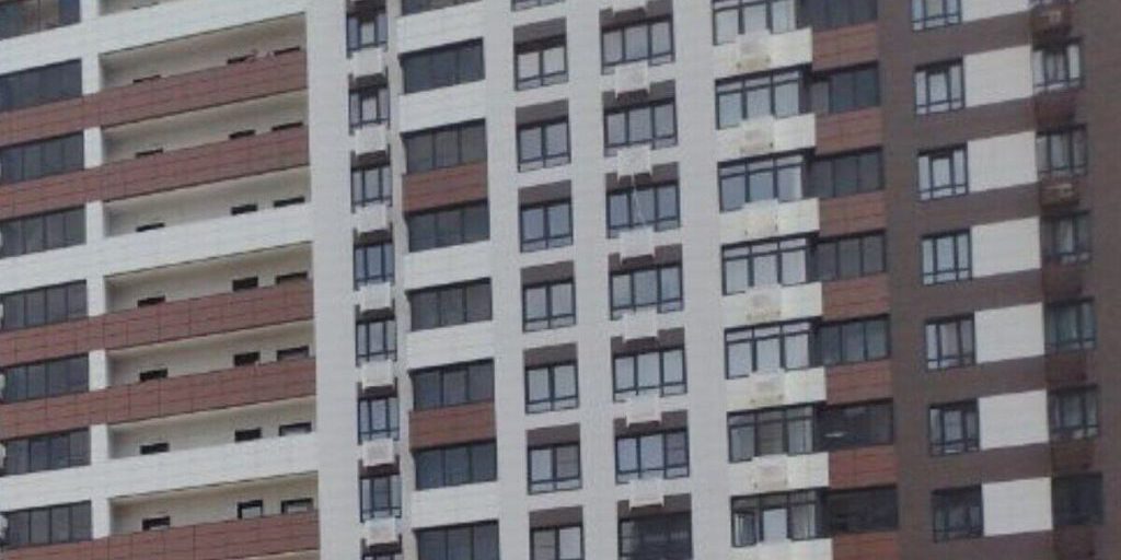 Caso di residenza fittizia a Voreneg: una donna coinvolta nella registrazione di 30 migranti