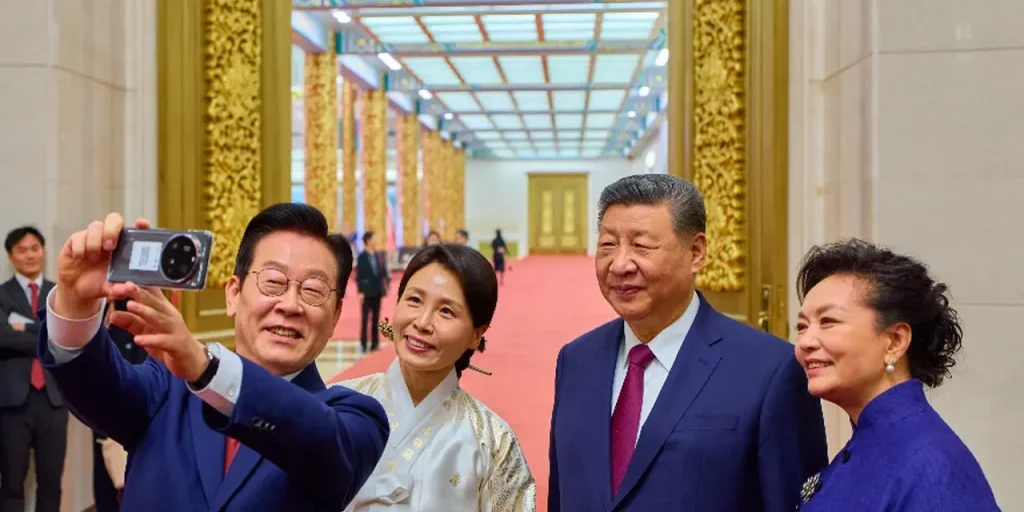 Presidente sudcoreano Lee Jae Myung scatta selfie con il telefono Xiaomi offerto da Xi Jinping