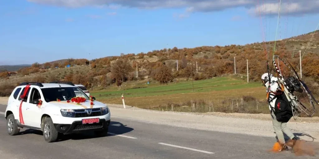 Matrimonio a Manisa: paramotori sopra l'auto della sposa e una mancia inaspettata